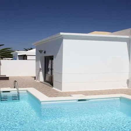 Puerto Del Carmen Sleeps 4 Pool Wifi Вилла